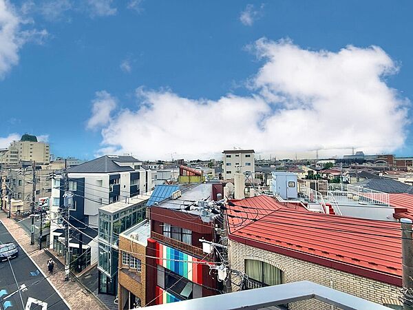 窓を開けると広がる青空。心をリフレッシュして日々を過ごしていきましょう。