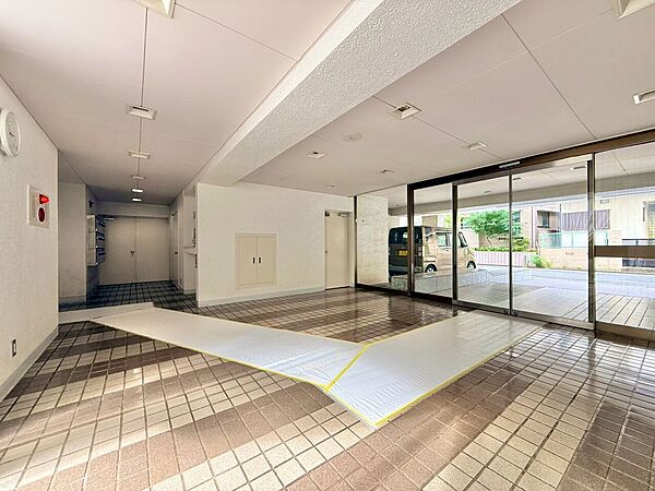 エントランス内部は、管理が行き届き清潔な共有スペースとなっています。