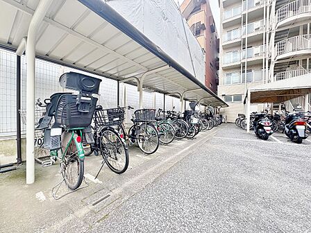 きちんと整備された駐輪場。住む方の心遣いが感じられます。