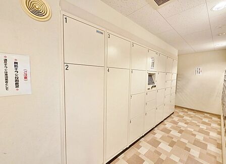 共用部分の宅配ボックスです。留守中の荷物受け取りもできるので、安心して外出ができますね。