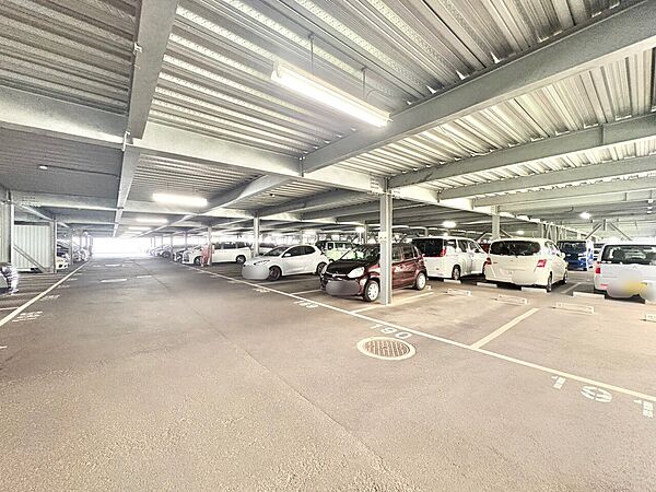 本物件の駐車スペースです。車種制限のある場合もございますので、お気軽にお問い合わせくださいませ。