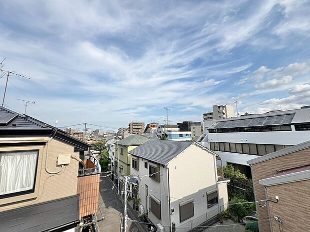 窓を開けると広がる青空。心をリフレッシュして日々を過ごしていきましょう。