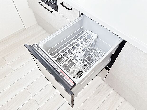 食器洗いの負担を軽減。手荒れを抑えて、節水効果も見込めます。省スペースのビルトインタイプです。