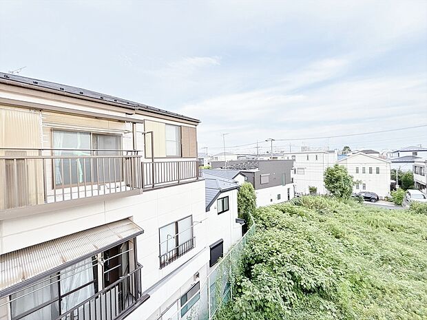 窓を開けると広がる青空。心をリフレッシュして日々を過ごしていきましょう。