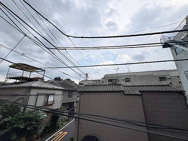 窓を開けると広がる青空。心をリフレッシュして日々を過ごしていきましょう。