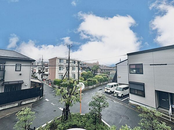 窓を開けると広がる青空。心をリフレッシュして日々を過ごしていきましょう。