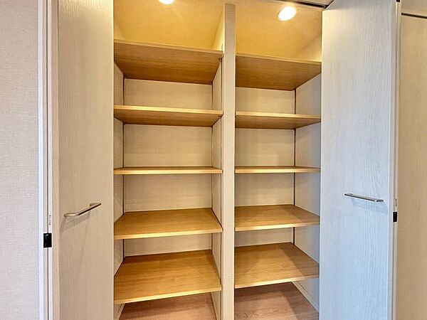 居室にはクローゼットがあり、荷物もスッキリ収納して快適にお過ごしいただけます。