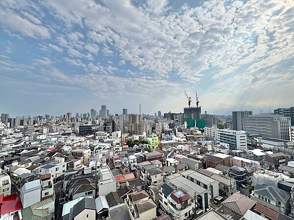 窓を開けると広がる青空。心をリフレッシュして日々を過ごしていきましょう。