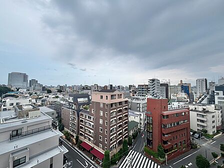 窓を開けると広がる青空。心をリフレッシュして日々を過ごしていきましょう。