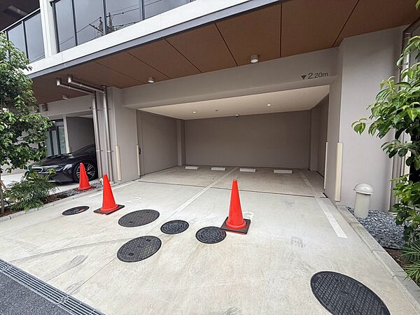 本物件の駐車スペースです。車種制限のある場合もございますので、お気軽にお問い合わせくださいませ。