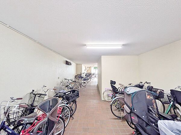 きちんと整備された駐輪場。住む方の心遣いが感じられます。