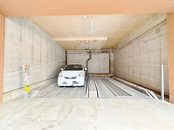 本物件の駐車スペースです。車種制限のある場合もございますので、お気軽にお問い合わせくださいませ。
