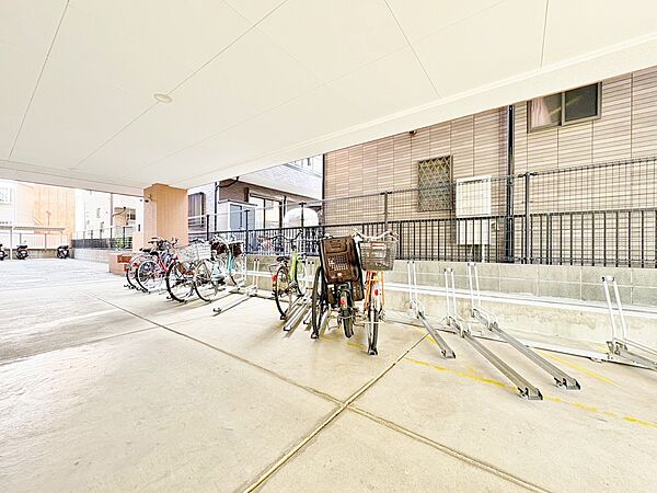 きちんと整備された駐輪場。住む方の心遣いが感じられます。