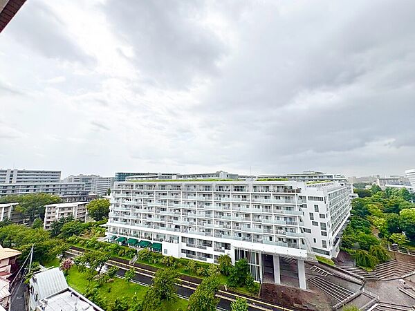 窓を開けると広がる青空。心をリフレッシュして日々を過ごしていきましょう。