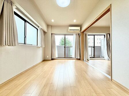 忙しく過ぎゆく日常を置き去るほど、ゆったりした時間が流れるリビング。