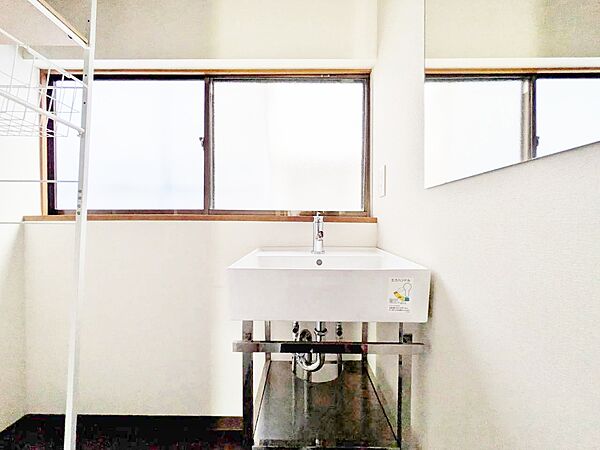 清潔感と心地よさを重視した、上質感漂うパウダールーム。