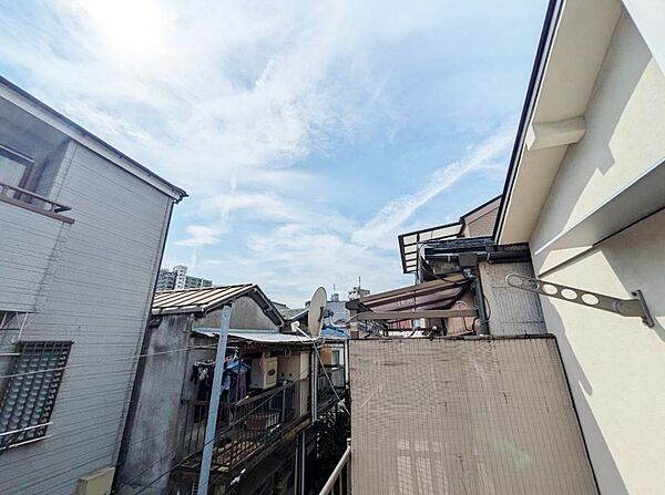 窓を開けると広がる青空。心をリフレッシュして日々を過ごしていきましょう。