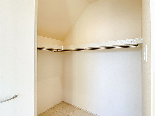 居室にはクローゼットがあり、荷物もスッキリ収納して快適にお過ごしいただけます。