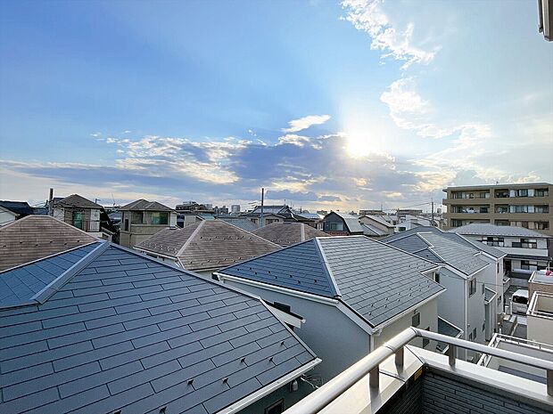 窓を開けると広がる青空。心をリフレッシュして日々を過ごしていきましょう。