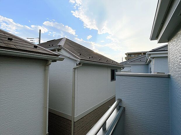 窓を開けると広がる青空。心をリフレッシュして日々を過ごしていきましょう。