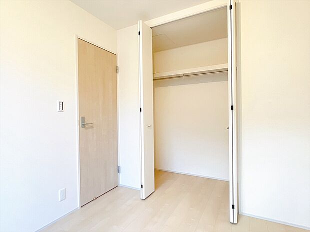 居室にはクローゼットがあり、荷物もスッキリ収納して快適にお過ごしいただけます。