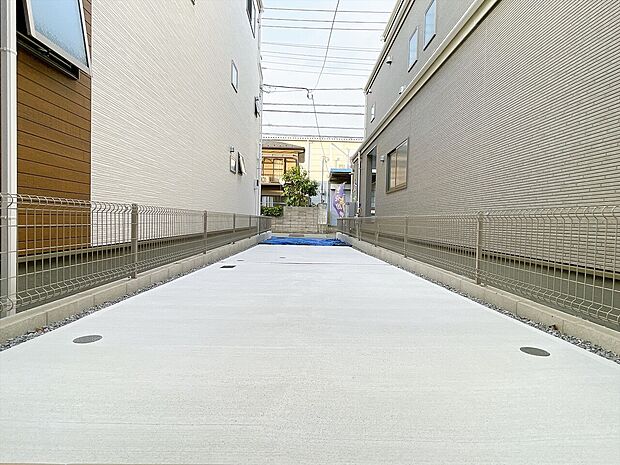 本物件の駐車スペースです。車種制限のある場合もございますので、お気軽にお問い合わせくださいませ。