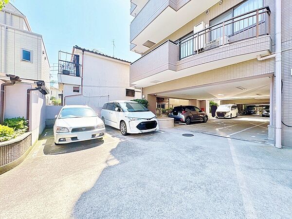 本物件の駐車スペースです。車種制限のある場合もございますので、お気軽にお問い合わせくださいませ。