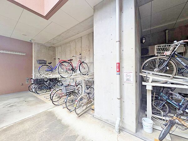 きちんと整備された駐輪場。住む方の心遣いが感じられます。