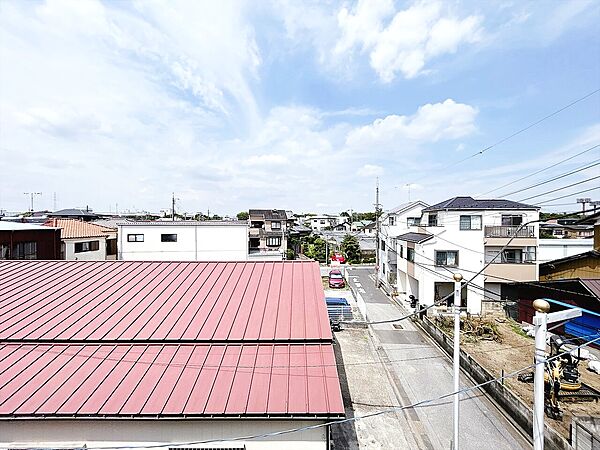 窓を開けると広がる青空。心をリフレッシュして日々を過ごしていきましょう。