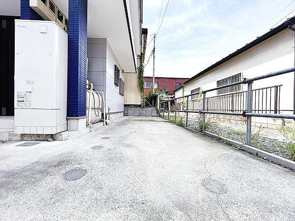 本物件の駐車スペースです。車種制限のある場合もございますので、お気軽にお問い合わせくださいませ。