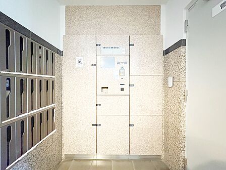 共用部分の宅配ボックスです。留守中の荷物受け取りもできるので、安心して外出ができますね。