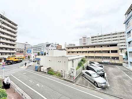 窓を開けると広がる青空。心をリフレッシュして日々を過ごしていきましょう。
