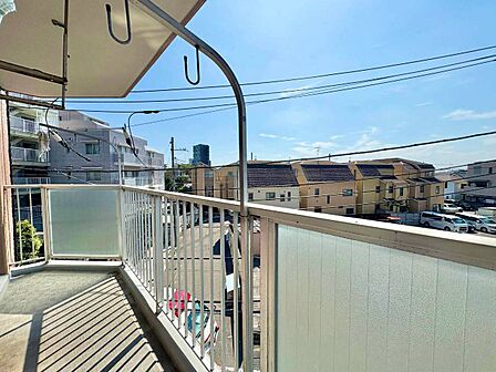 暮らしの中で、光と風を演出してくれるバルコニー。