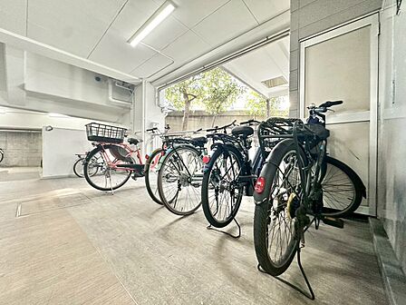 きちんと整備された駐輪場。住む方の心遣いが感じられます。