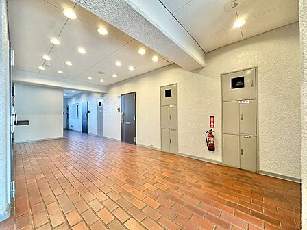 エントランス内部は、管理が行き届き清潔な共有スペースとなっています。
