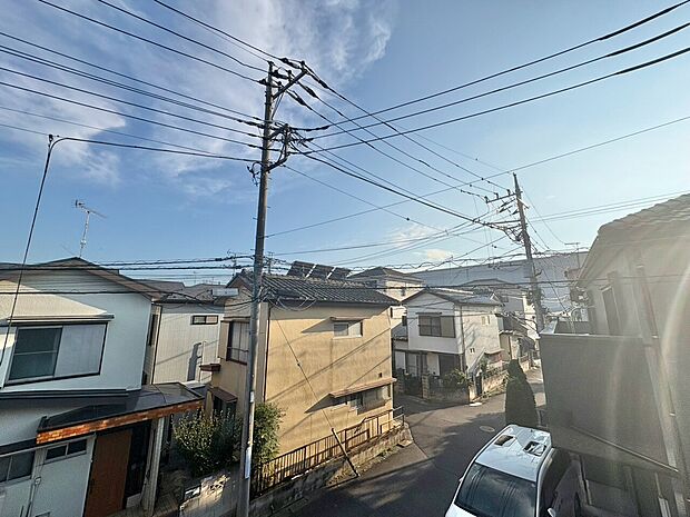 窓を開けると広がる青空。心をリフレッシュして日々を過ごしていきましょう。
