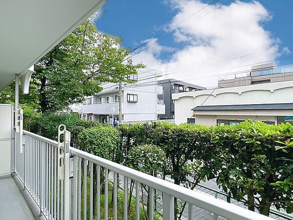 窓を開けると広がる青空。心をリフレッシュして日々を過ごしていきましょう。