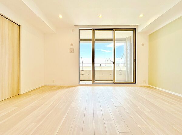 忙しく過ぎゆく日常を置き去るほど、ゆったりした時間が流れるリビング。