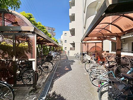 きちんと整備された駐輪場。住む方の心遣いが感じられます。