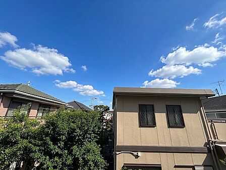 窓を開けると広がる青空。心をリフレッシュして日々を過ごしていきましょう。