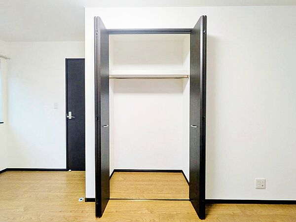 居室にはクローゼットがあり、荷物もスッキリ収納して快適にお過ごしいただけます。