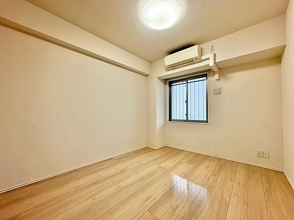 ベッドも十分に設置するスペースがあります。