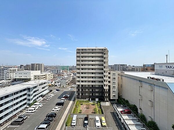 窓を開けると広がる青空。心をリフレッシュして日々を過ごしていきましょう。