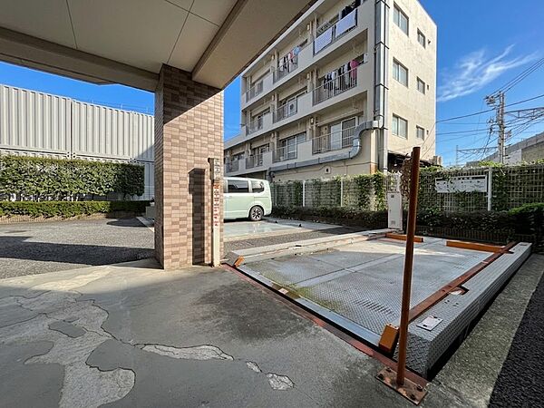 本物件の駐車スペースです。車種制限のある場合もございますので、お気軽にお問い合わせくださいませ。