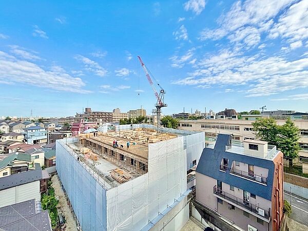 窓を開けると広がる青空。心をリフレッシュして日々を過ごしていきましょう。