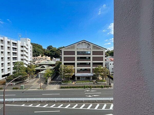 窓を開けると広がる青空。心をリフレッシュして日々を過ごしていきましょう。