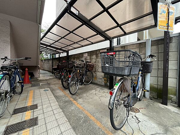 きちんと整備された駐輪場。住む方の心遣いが感じられます。