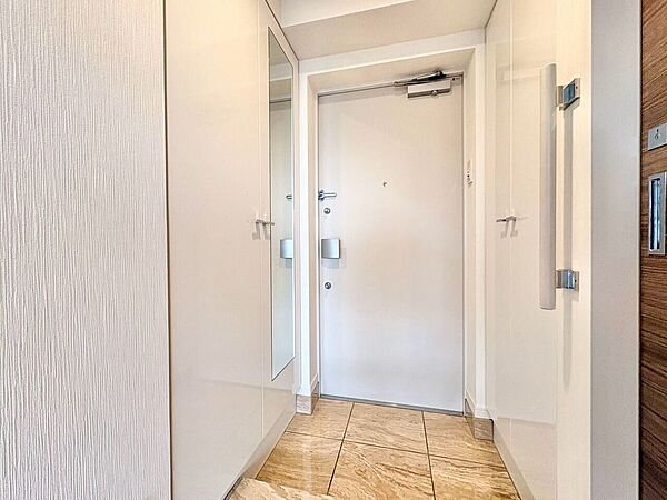 シューズボックスを完備した玄関です。