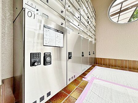 共用部分の宅配ボックスです。留守中の荷物受け取りもできるので、安心して外出ができますね。