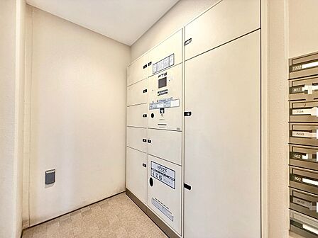 共用部分の宅配ボックスです。留守中の荷物受け取りもできるので、安心して外出ができますね。